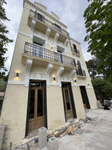 Eclairage de la façade d'une villa ancienne