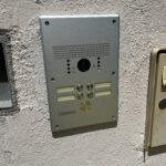 Installation d'un portier vidéo dans une villa 