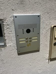 Installation d'un portier vidéo dans une villa 