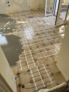 Installation d'un chauffage au sol électrique dans une villa en rénovation